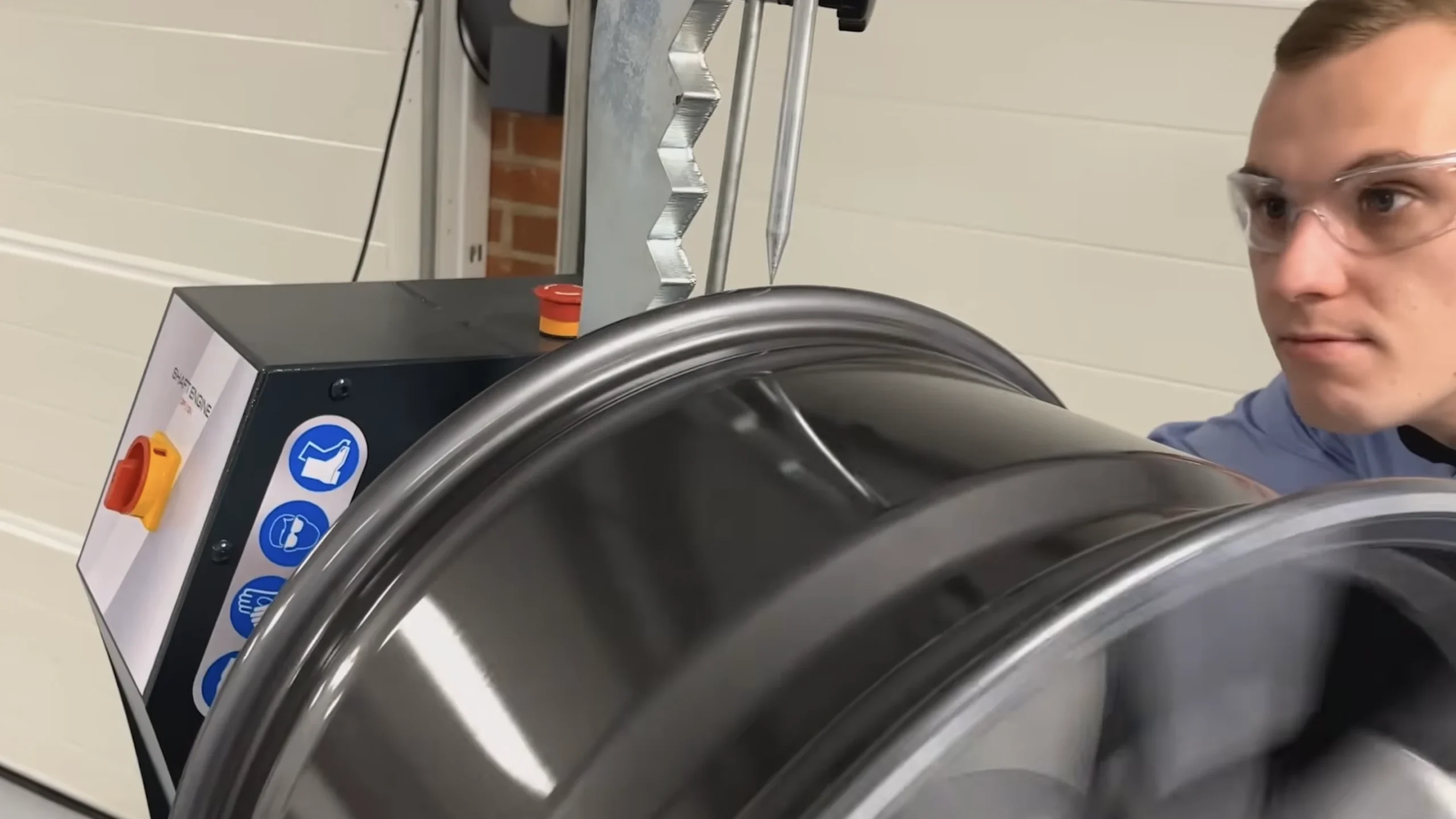 Inspection of an alloy wheel before straightening